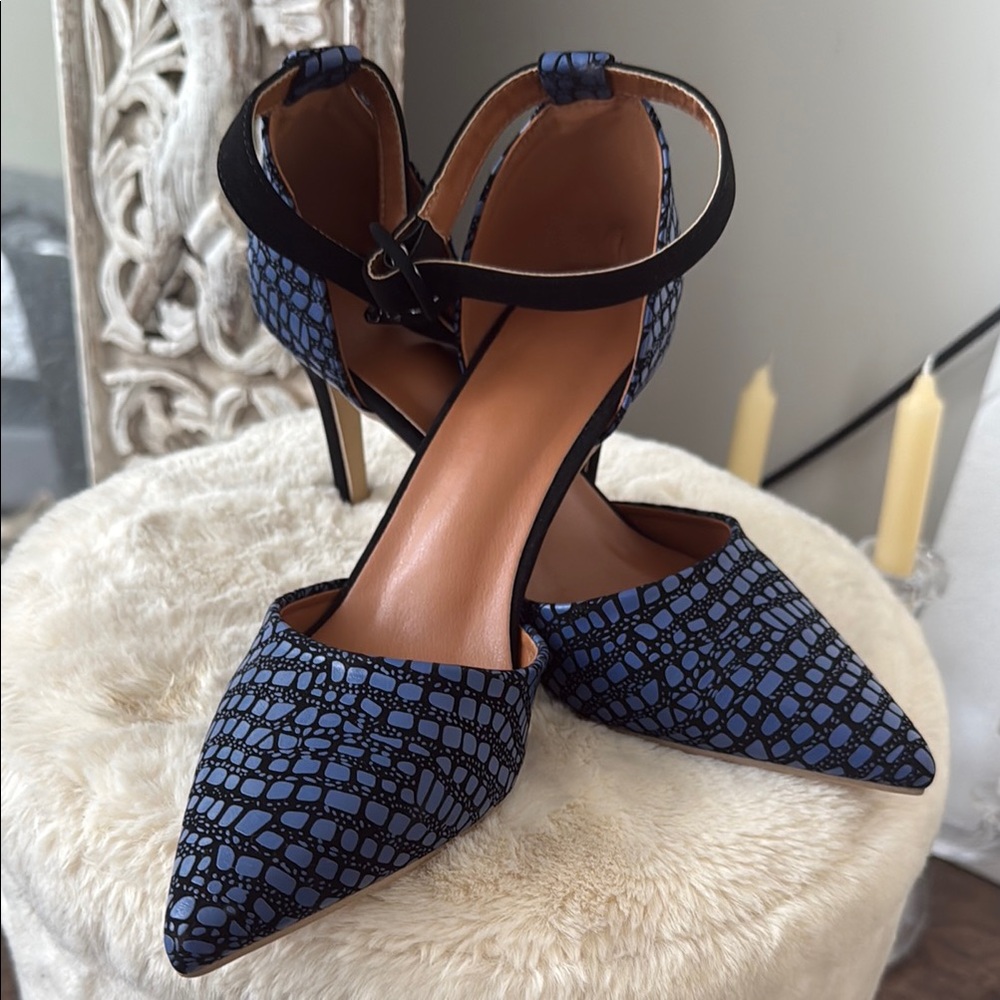 Elegant Blue Patterned Women's Heels new without a box